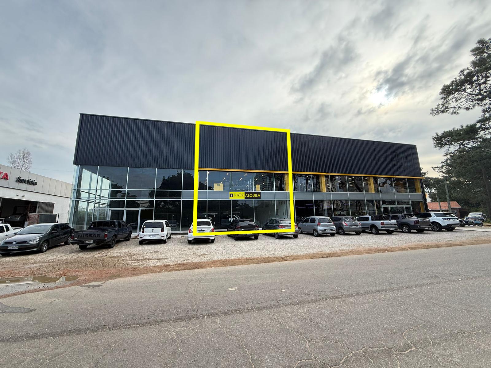 Alquiler local comercial de 233 m² cerca de Punta Shopping. Excelente frente