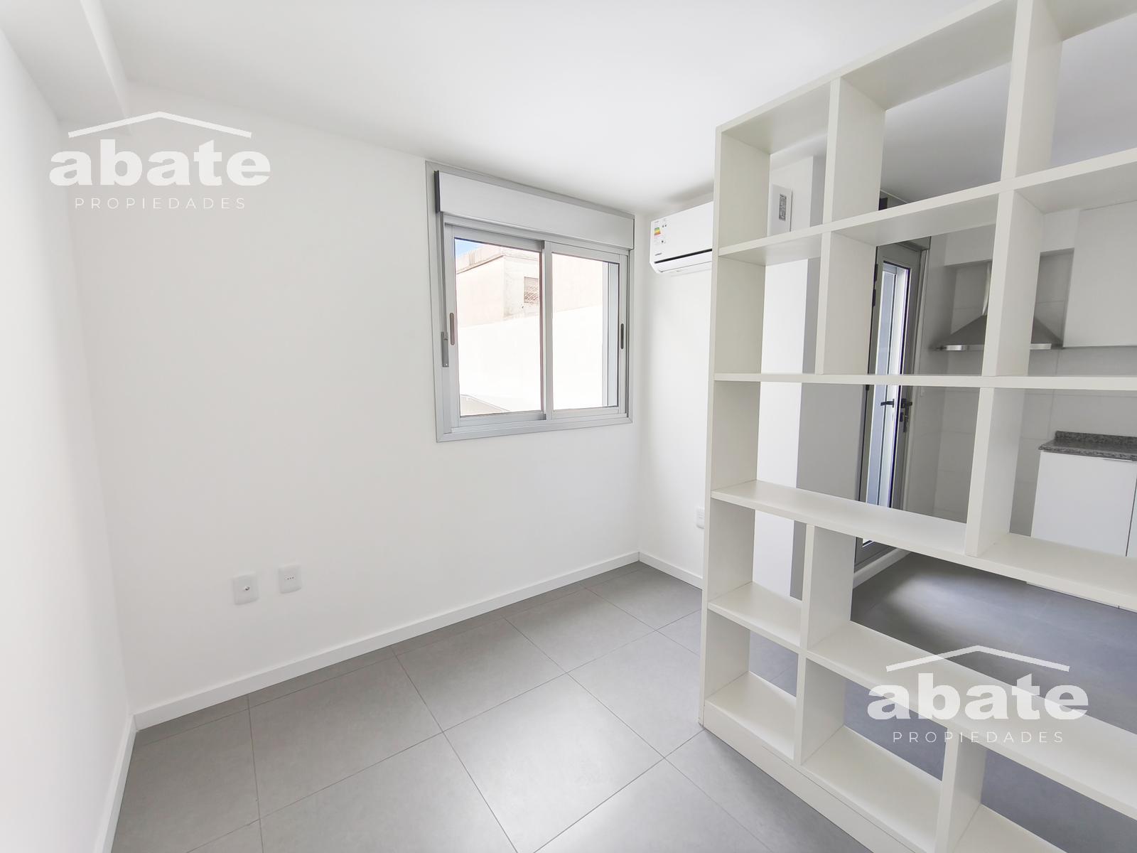 Apartamento Monoambiente en Alquiler en La Blanqueada. Con terraza. Contrafrente.