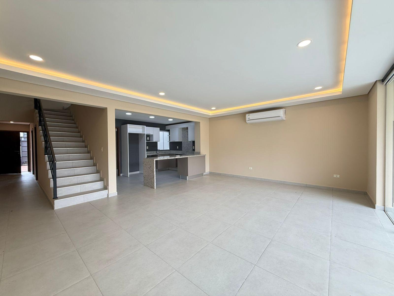 Alquilo casa en Luque, zona Jardín de oro — foto 2