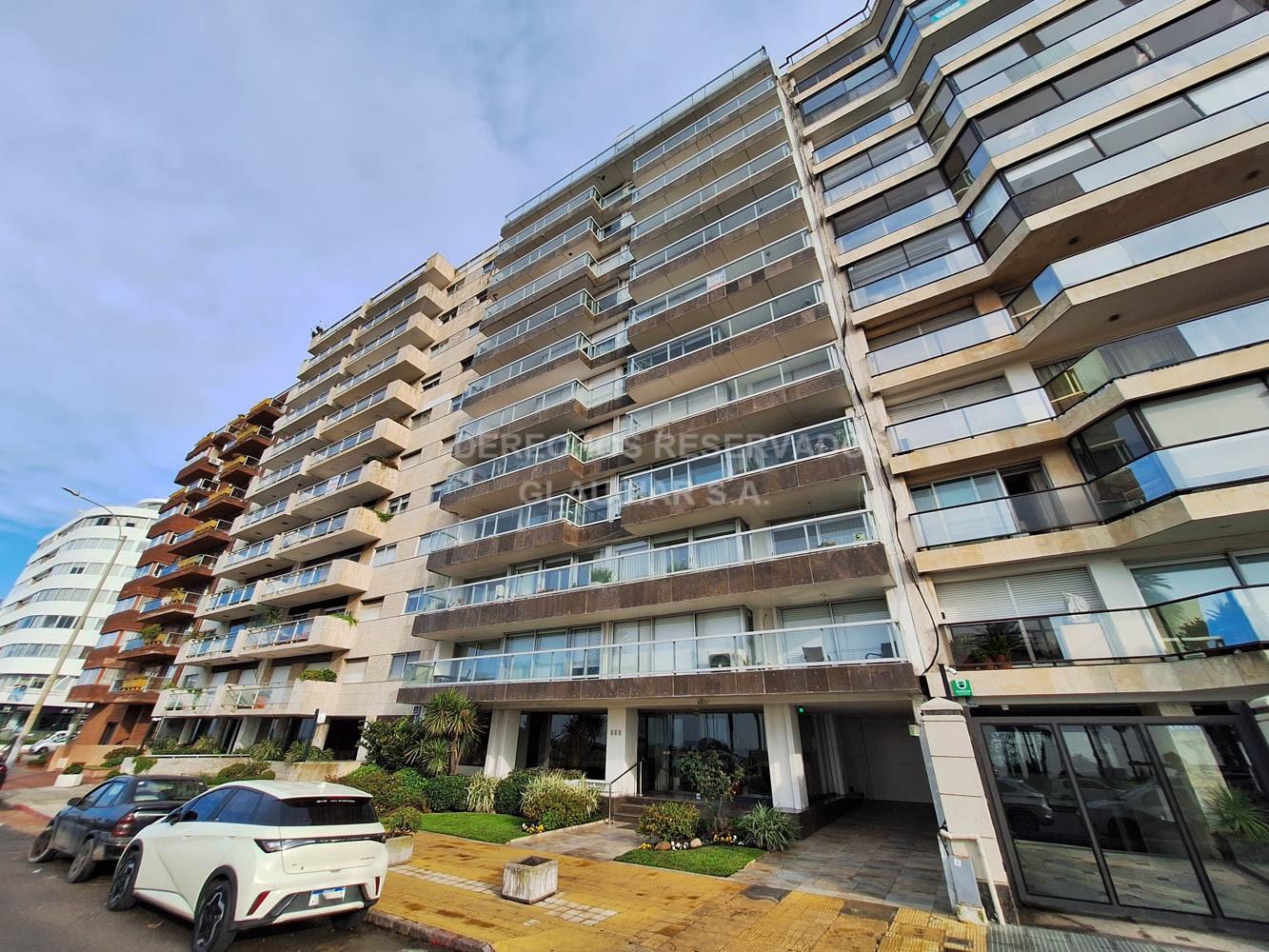 VENTA o ALQUILER Apartamento 3 dormitorios más servicio completo Rambla Punta Carretas