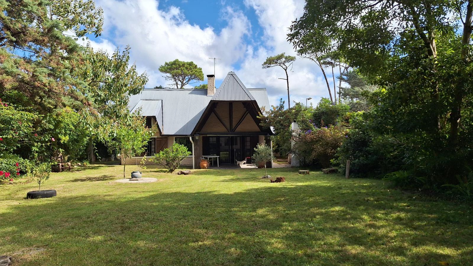 Alquiler Anual Casa 4 Dormitorios Playa Mansa, Punta del Este, A pasos del mar
