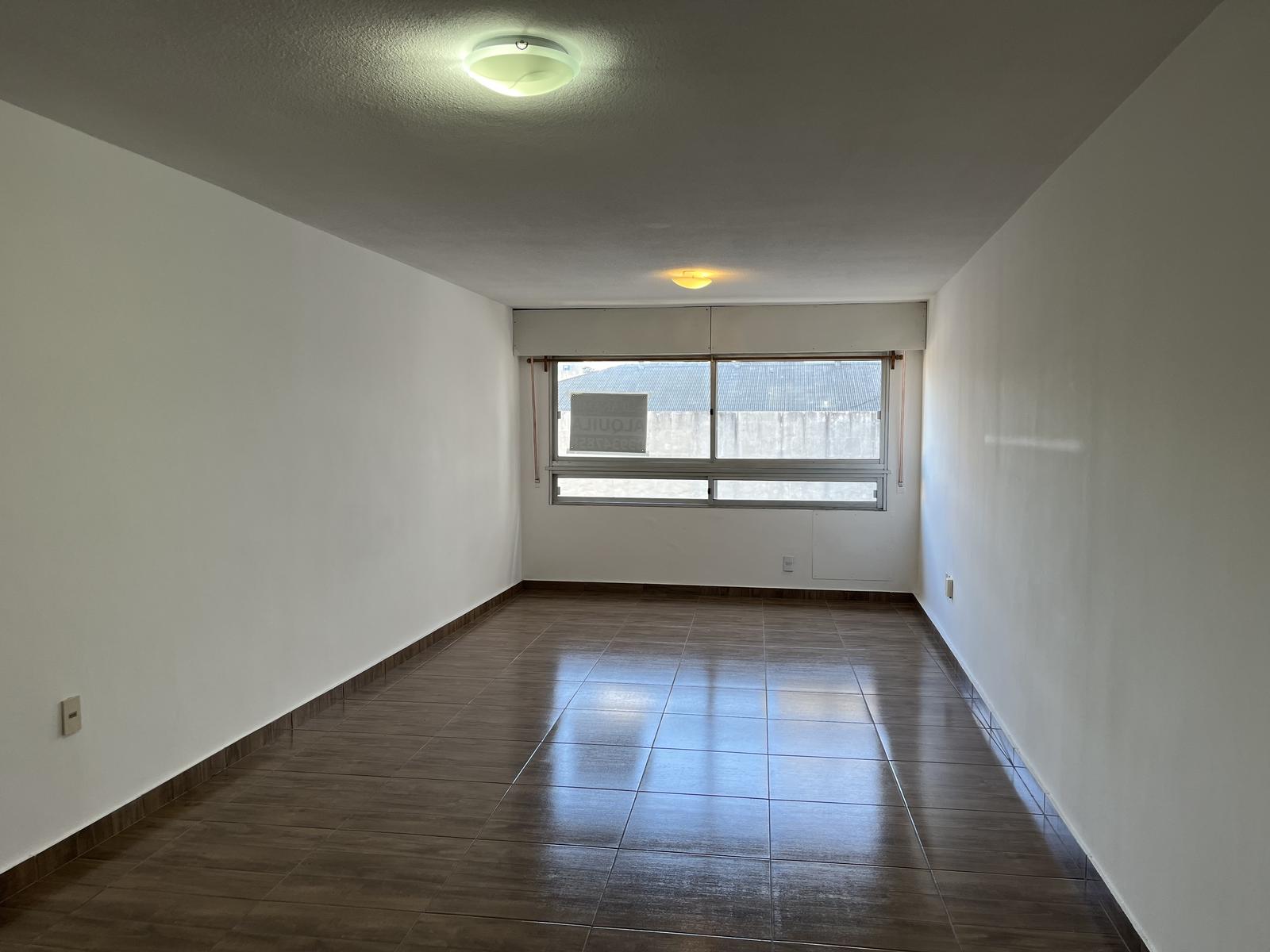 Alquiler Apartamento monoambiente al frente, 37 m2, en Cordón. Próx. a Asoc. Escribanos y UDELAR.