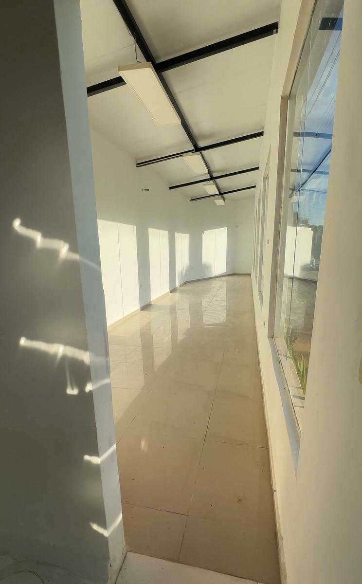 Local comercial en venta o alquiler en barrio residencial La Caoba Limpio — foto 2