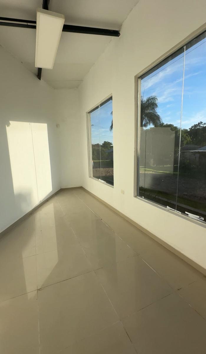 Local comercial en venta o alquiler en barrio residencial La Caoba Limpio — foto 3