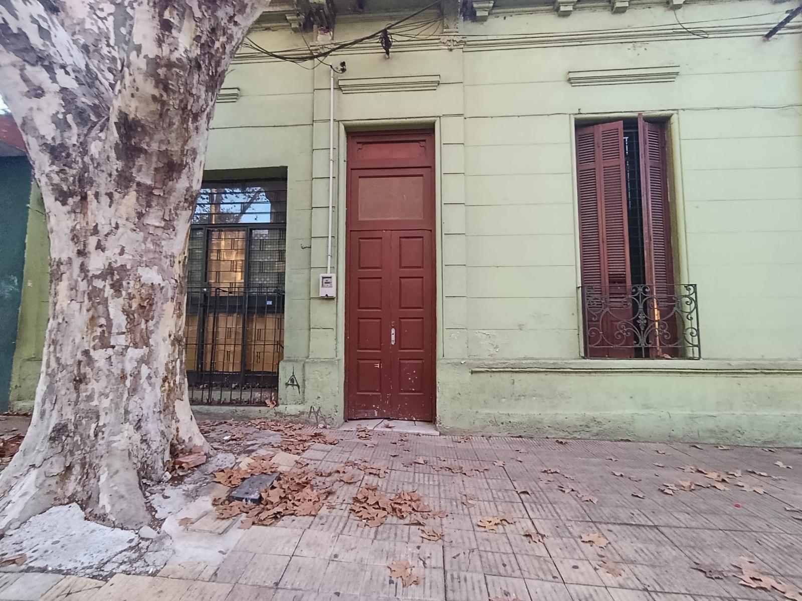 Casa a pasos de 8 de octubre y con servicios cercanos y locomoción.