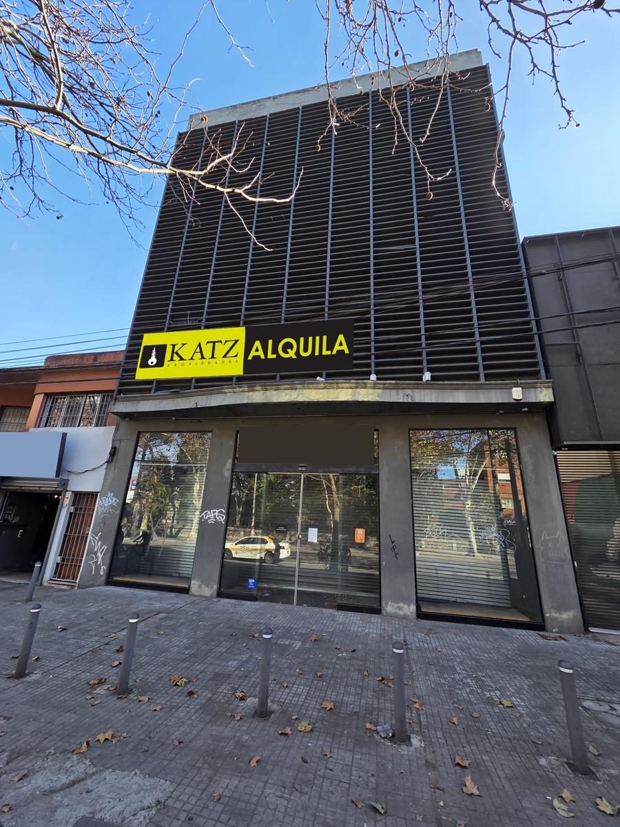 8 de octubre esq. Luis Alberto de Herrera, 2800 m2   parking, excelente estado!!