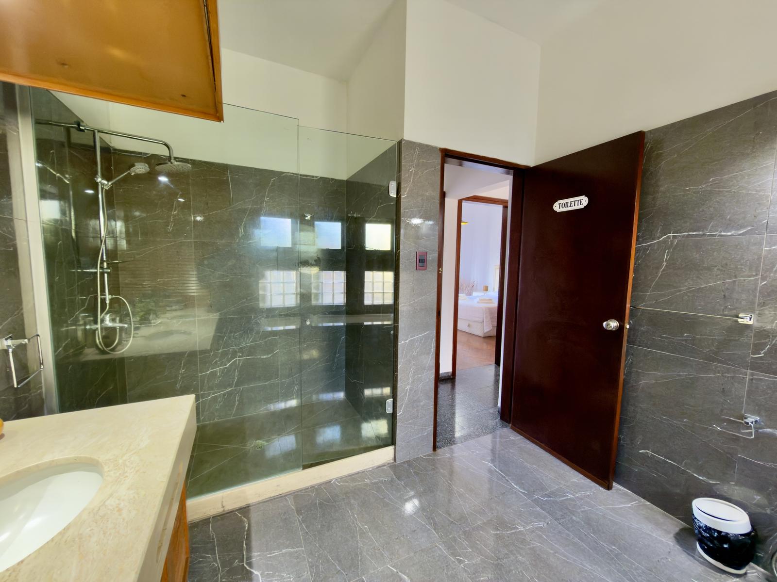 Apartamento en alquiler  céntrico de 4 dormitorios y patio en Colonia · Foto 8