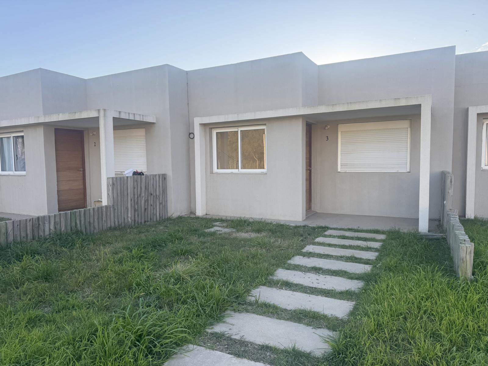 Casa de 2 dormitorios en Altos de San Carlos- Ideal para renta! - foto 1