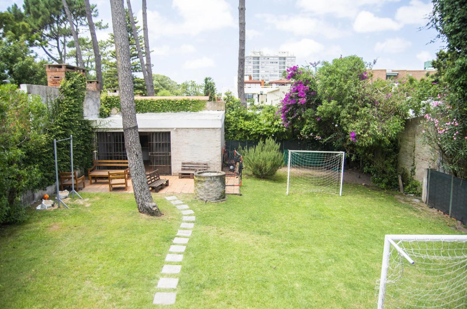 Venta y Alquiler anual de Casa de 5 Dormitorios en Playa Mansa, Punta del Este · Foto 2