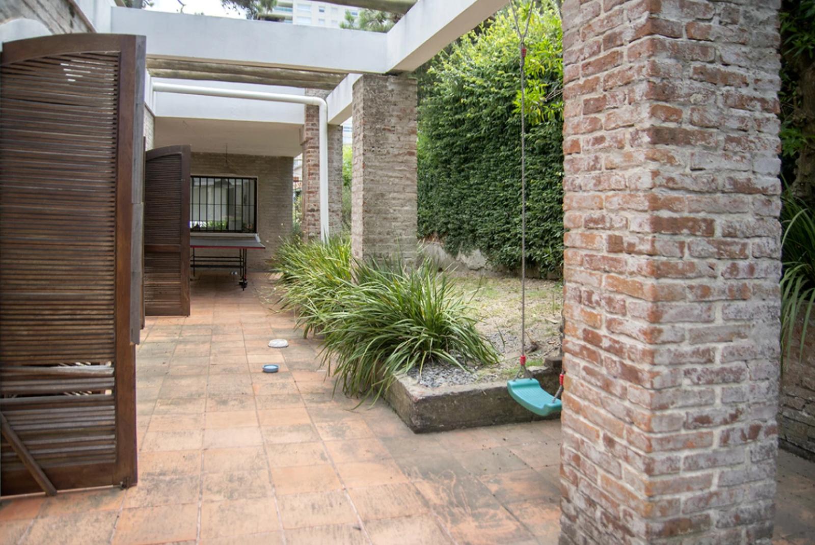 Venta y Alquiler anual de Casa de 5 Dormitorios en Playa Mansa, Punta del Este · Foto 8