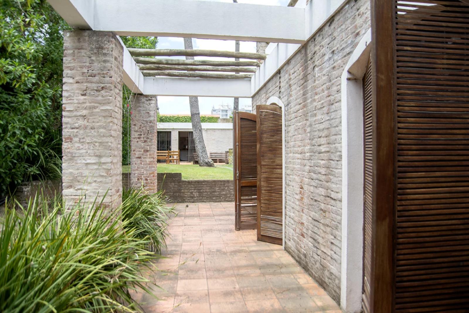 Venta y Alquiler anual de Casa de 5 Dormitorios en Playa Mansa, Punta del Este · Foto 12