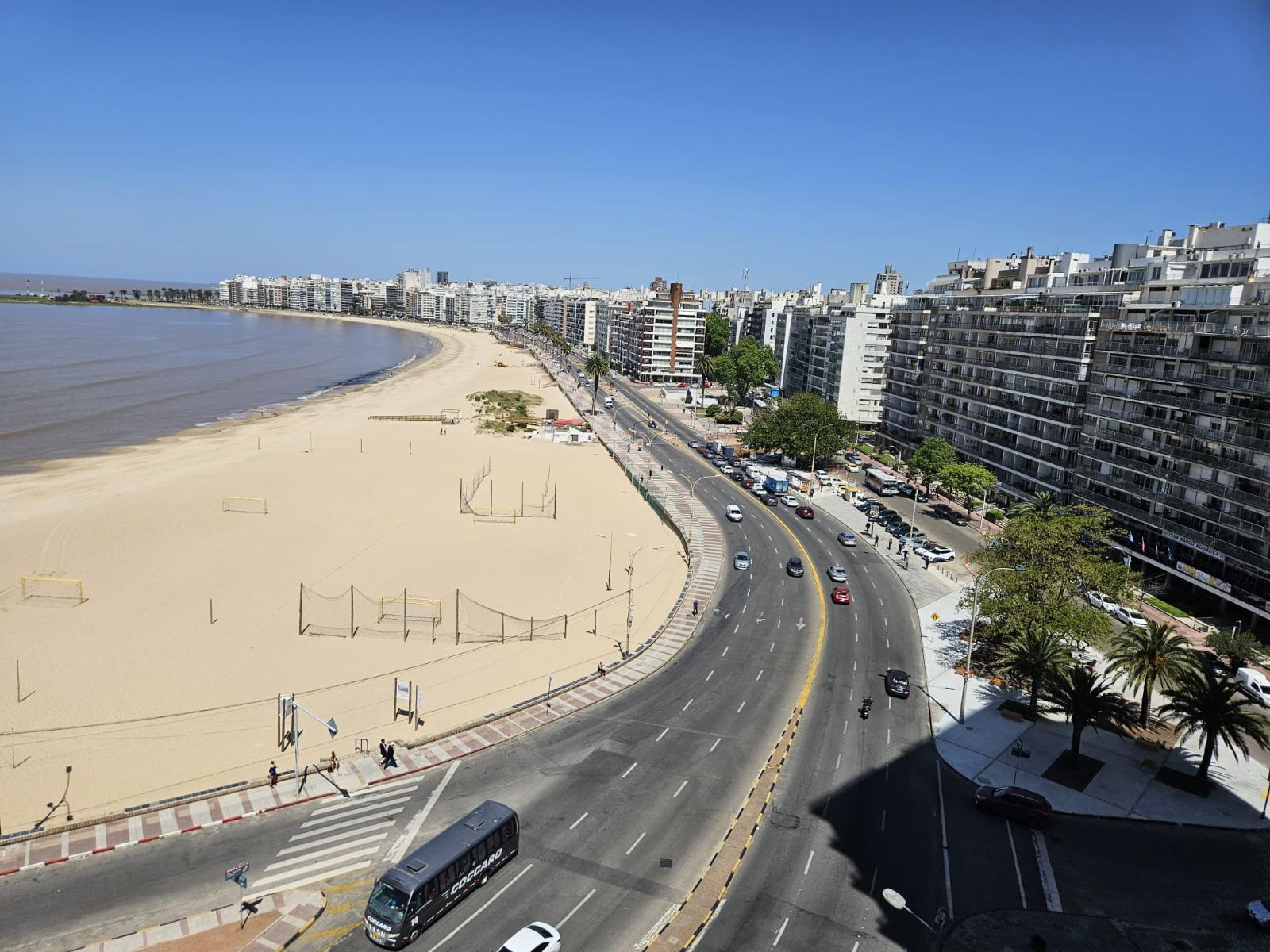 Rambla de Pocitos Nuevo, 4 dormitorios,  230 M2   20 M2 terraza, piso alto , reciclado, garaje x 2 !!