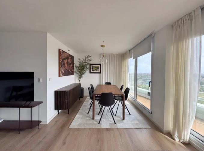 Alquilo Apartamento De 3 Dormitorios de lujo Amueblado. Piso 17 excelente vista. Carrasco frente a los lagos. A metros de la costa. Carrasco Tower. Parque Miramar. · Foto 4