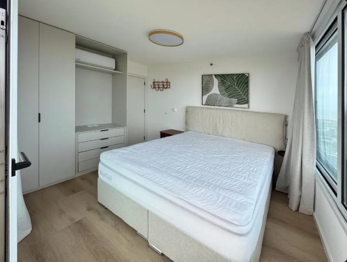 Alquilo Apartamento De 3 Dormitorios de lujo Amueblado. Piso 17 excelente vista. Carrasco frente a los lagos. A metros de la costa. Carrasco Tower. Parque Miramar. · Foto 7
