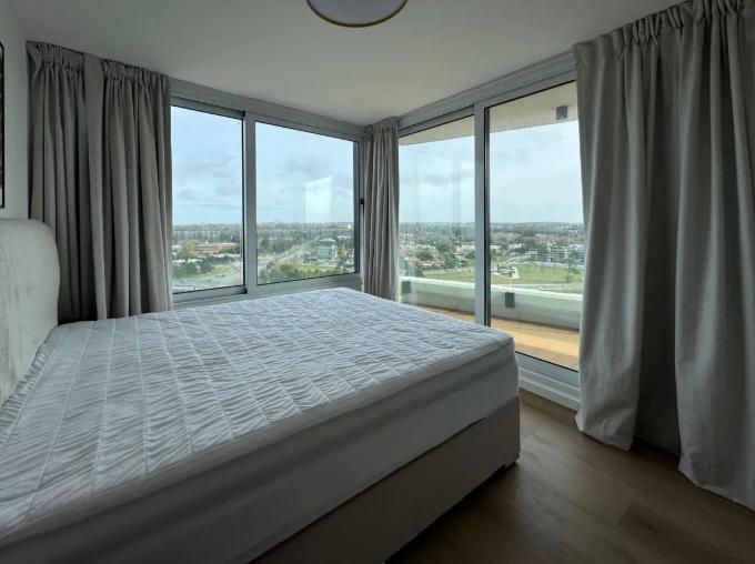 Alquilo Apartamento De 3 Dormitorios de lujo Amueblado. Piso 17 excelente vista. Carrasco frente a los lagos. A metros de la costa. Carrasco Tower. Parque Miramar. · Foto 8