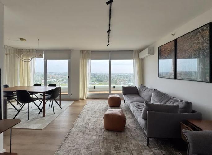 Apartamento De 3 Dormitorios de lujo Amueblado En Alquiler. Carrasco frente a los lagos. A metros de la costa.