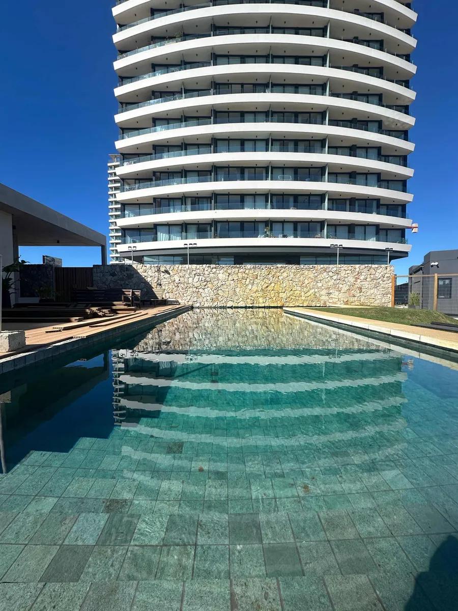 Apartamento en alquiler 1 dormitorio a estrenar ventura. Piso 14 excelente vista. Con cochera incluida. Carrasco Tower. Parque Miramar. · Foto 1