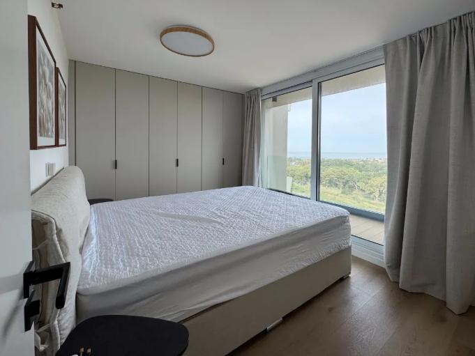 Alquilo Apartamento De 3 Dormitorios de lujo Amueblado. Piso 17 excelente vista. Carrasco frente a los lagos. A metros de la costa. Carrasco Tower. Parque Miramar. · Foto 6