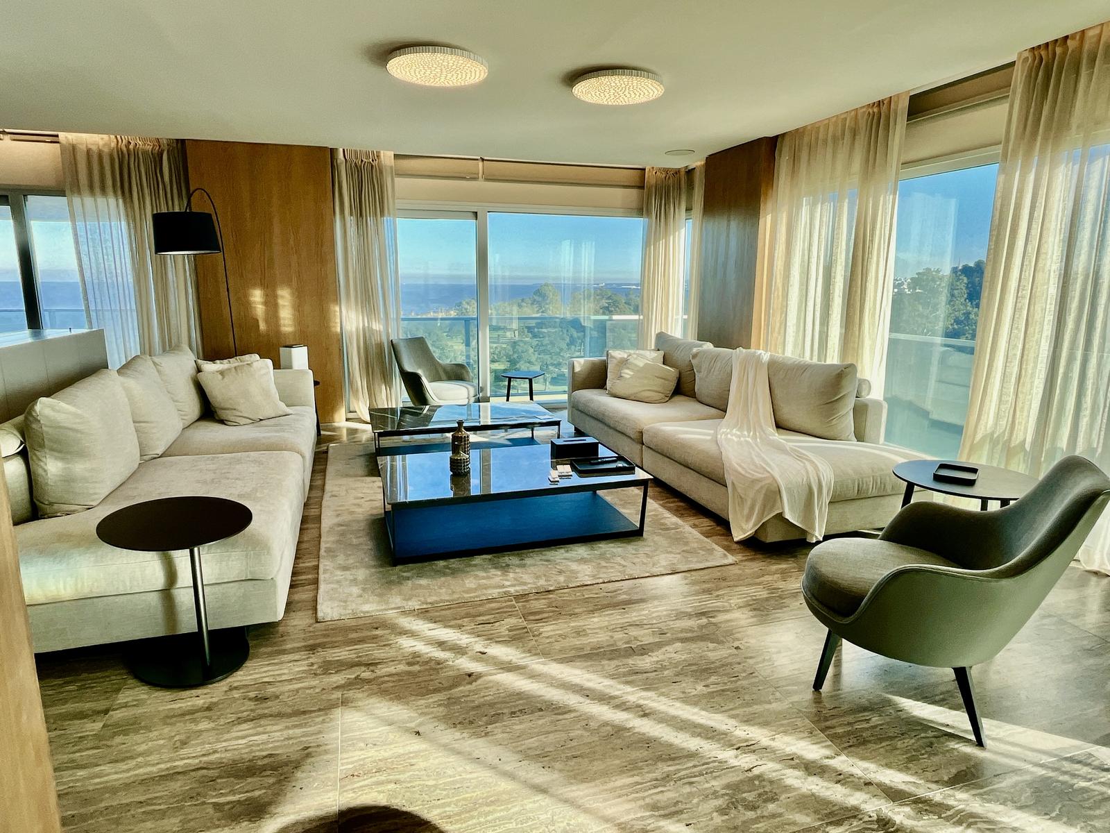 Alquiler de Exclusivo Apartamento de 3 dormitorios con cocheras en Punta Carretas, Montevideo