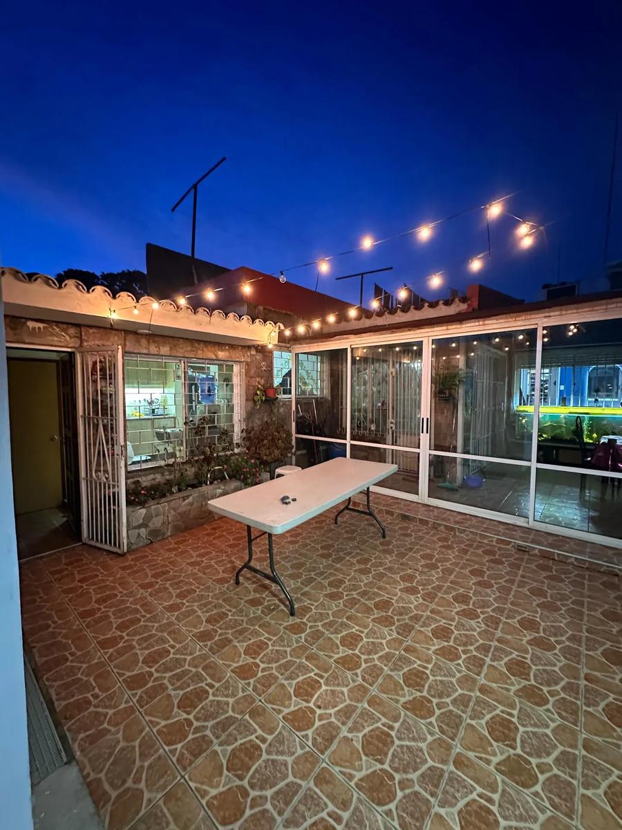 Venta De Casa En La Blanqueada, 4 Dormitorios, Jardin De Invierno, Garajes y Parrillero