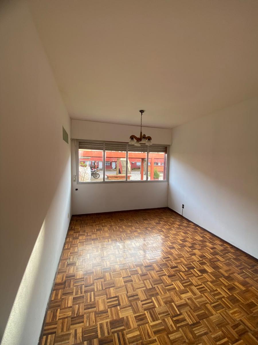 Venta apartamento 4 dormitorios en complejo cerrado con seguridad 24 horas. Amplio terreno. Barrio Únion.