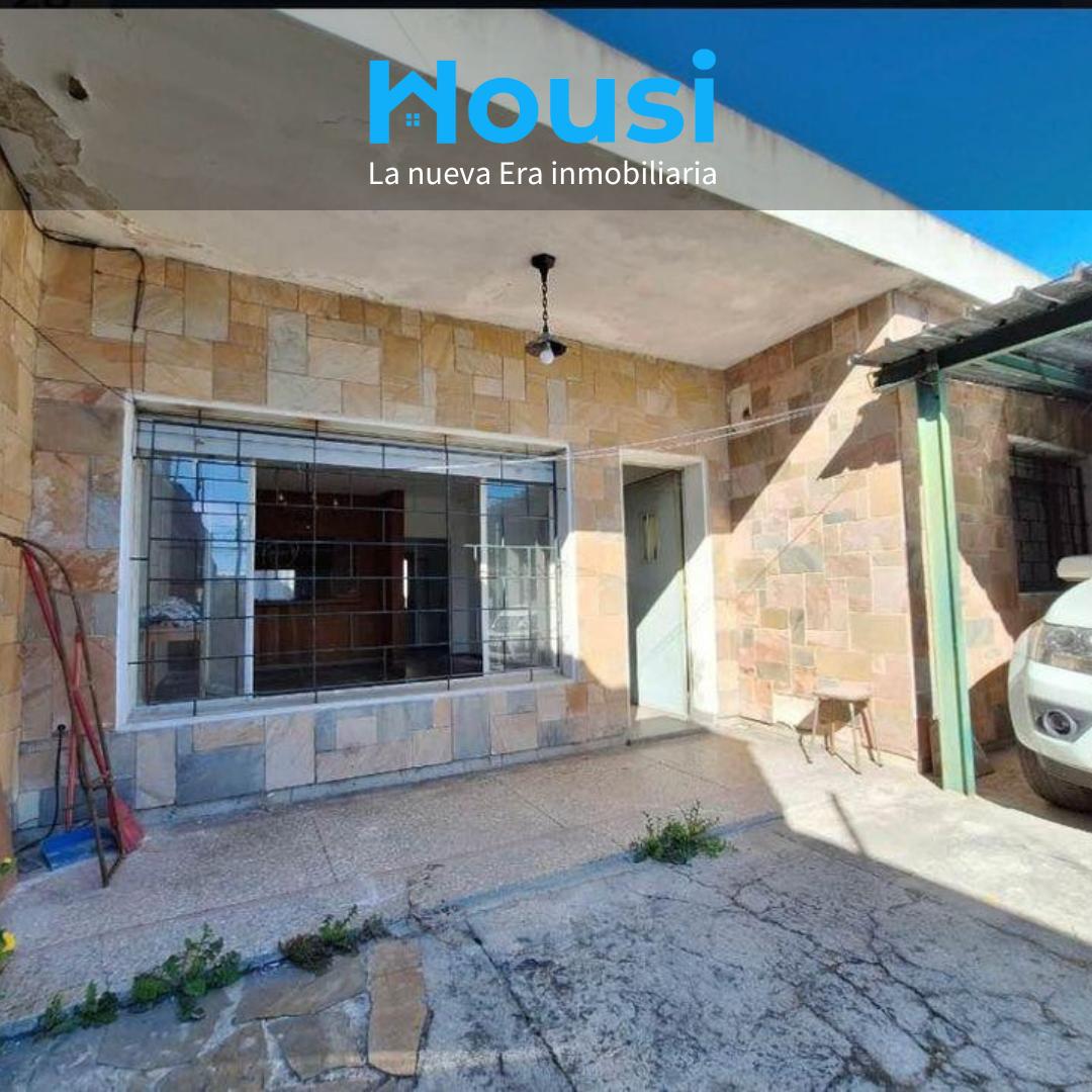 VENDO EXCELENTE CASA 2 DORMITORIOS, GRAN TERRENO CON COCHERAS PARA ALQUILER. MERCADO MODELO
