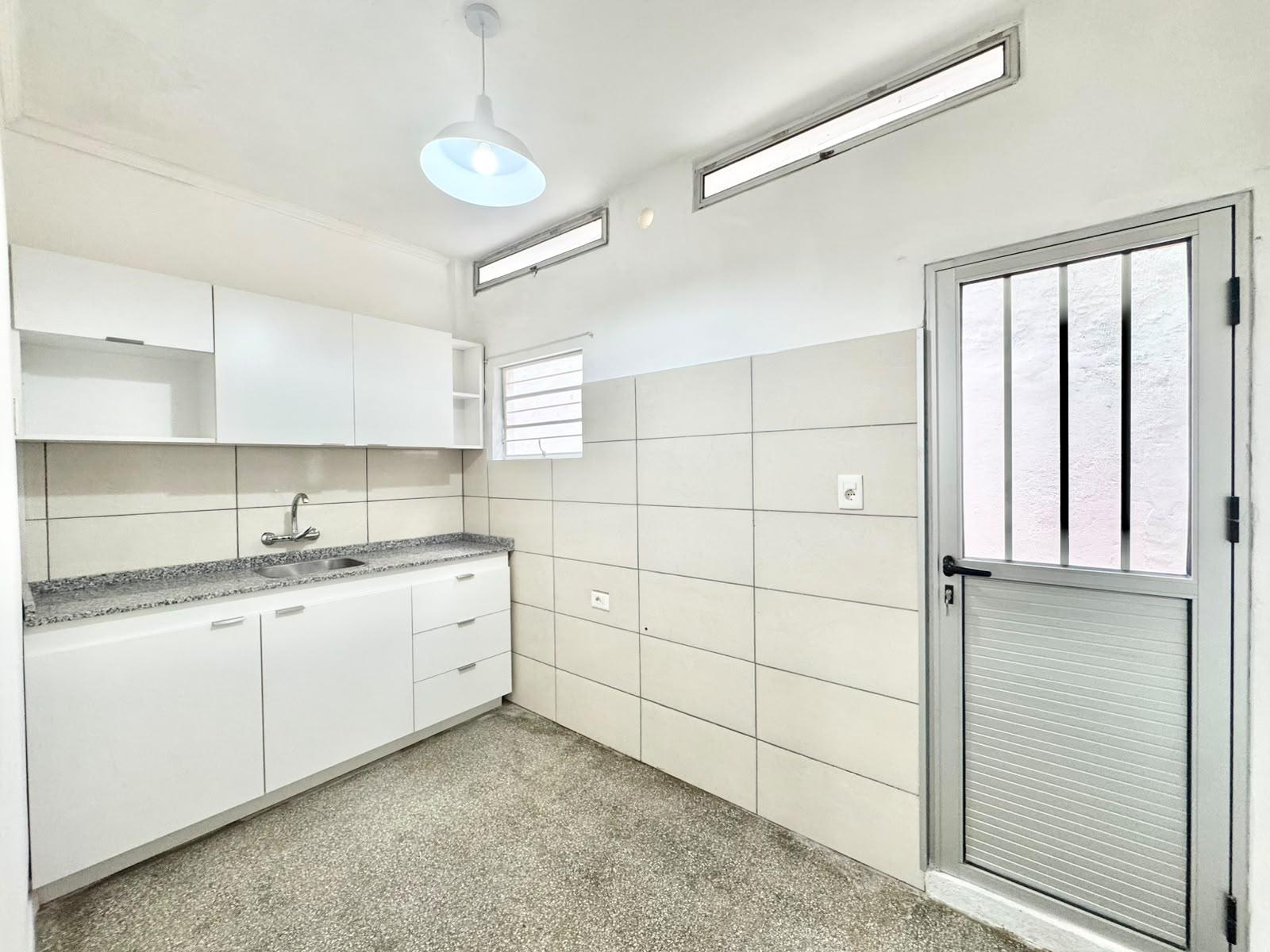Venta de Apartamento Planta Baja ( 2 Dormitorios y Patio ) - Ciudad Vieja