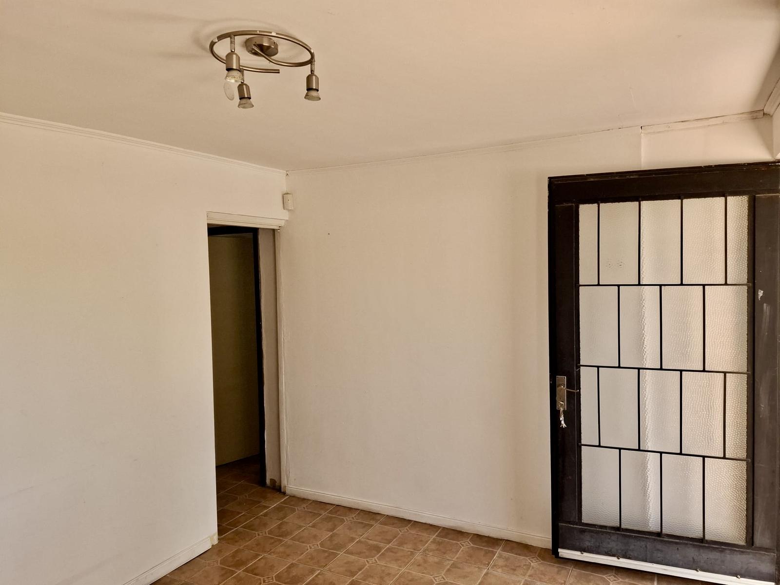 Casa en alquiler de 2 dormitorios y galpón sobre Avenida en Colonia · Foto 4