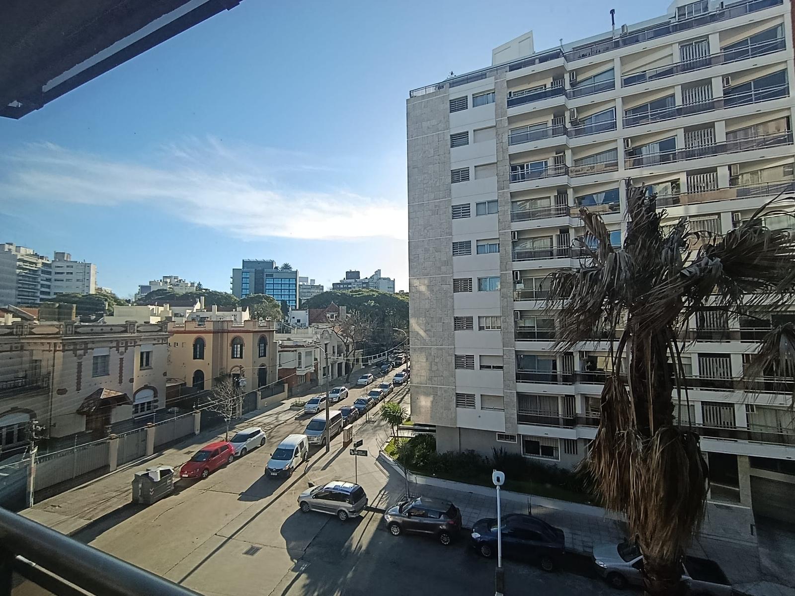 Apartamento amoblado en pocitos, excelente punto, cercano a servicios y locomoción.