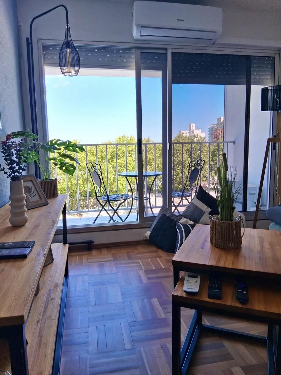 Apartamento Amoblado en Alquiler con Balcón en Palermo, Montevideo