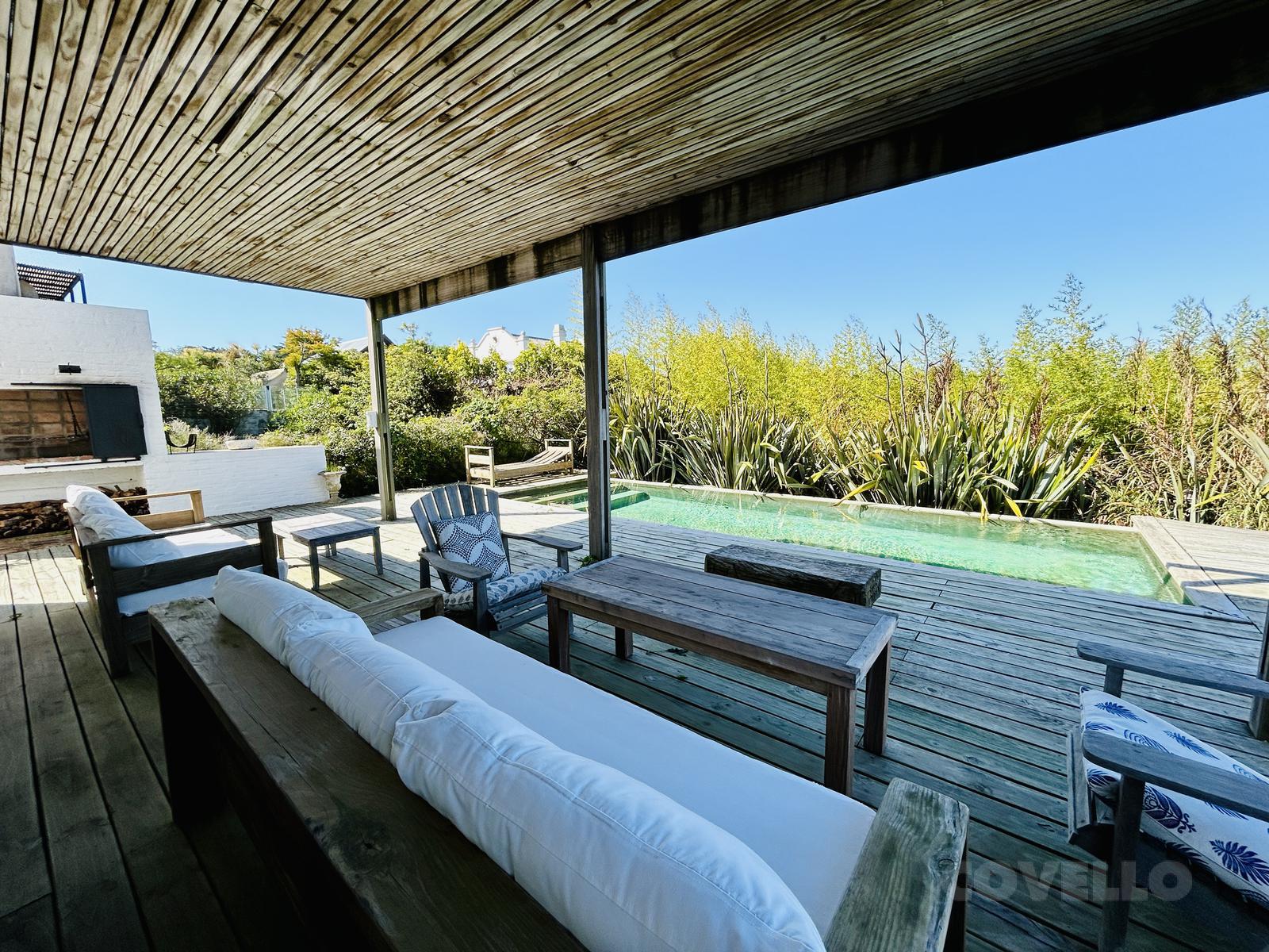 Casa impecable con piscina y vista al mar en El chorro.
