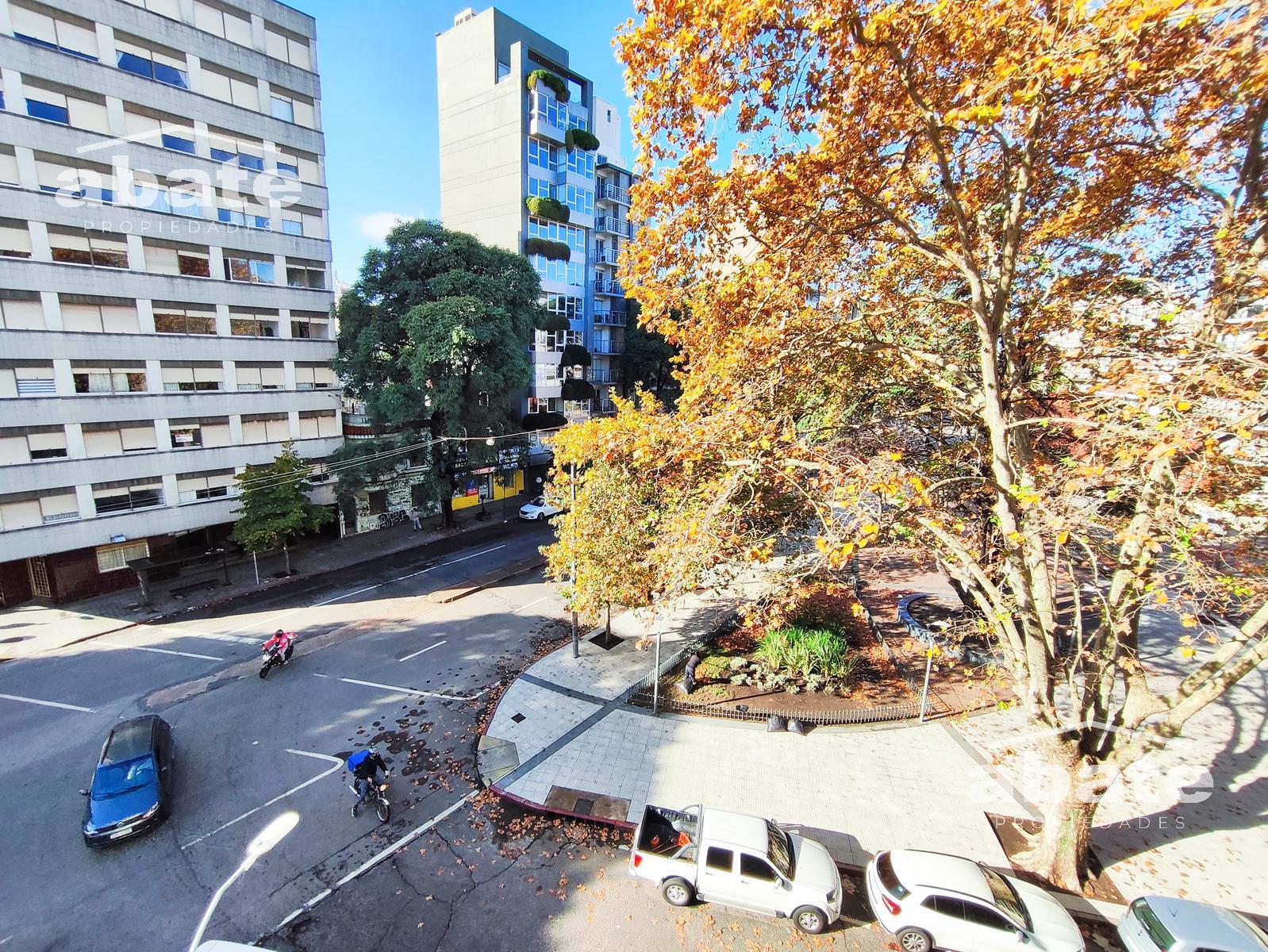 Alquiler Apartamento 2 dormitorios y Garage en Parque Rodó. Muy luminoso!