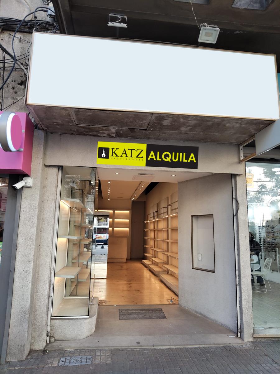 local, 18 de julio frente a la universidad, 70 m2 de salón, 4 mts de frente, único !!