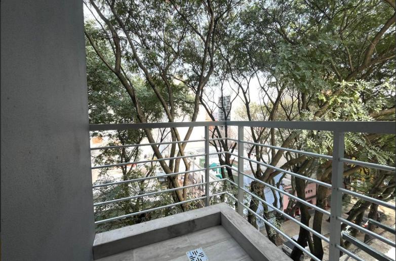 Alquilo monoambiente en Cordón con terraza al frente. Bajos gastos comunes. Zona Centro.