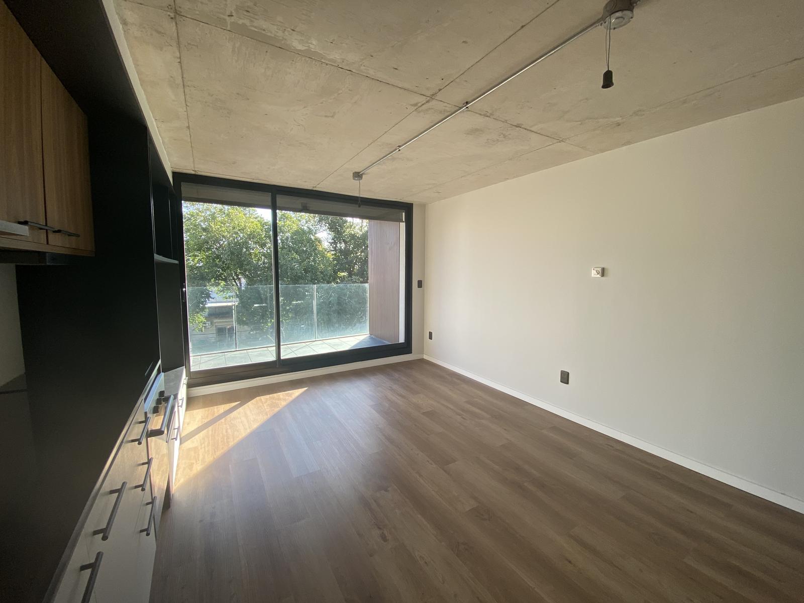 Alquiler monoambiente tipo loft al frente con terraza en Pocitos Nuevo