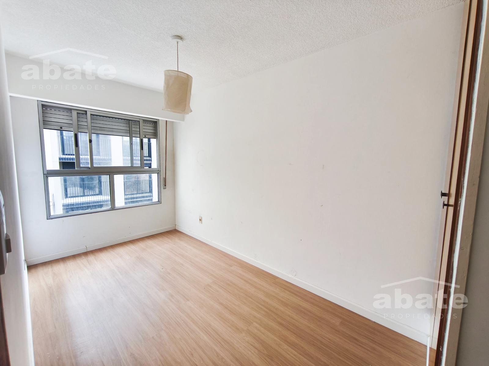 Alquiler Apartamento 2 dormitorios y Garage en Parque Rodó. Muy luminoso! · Foto 10