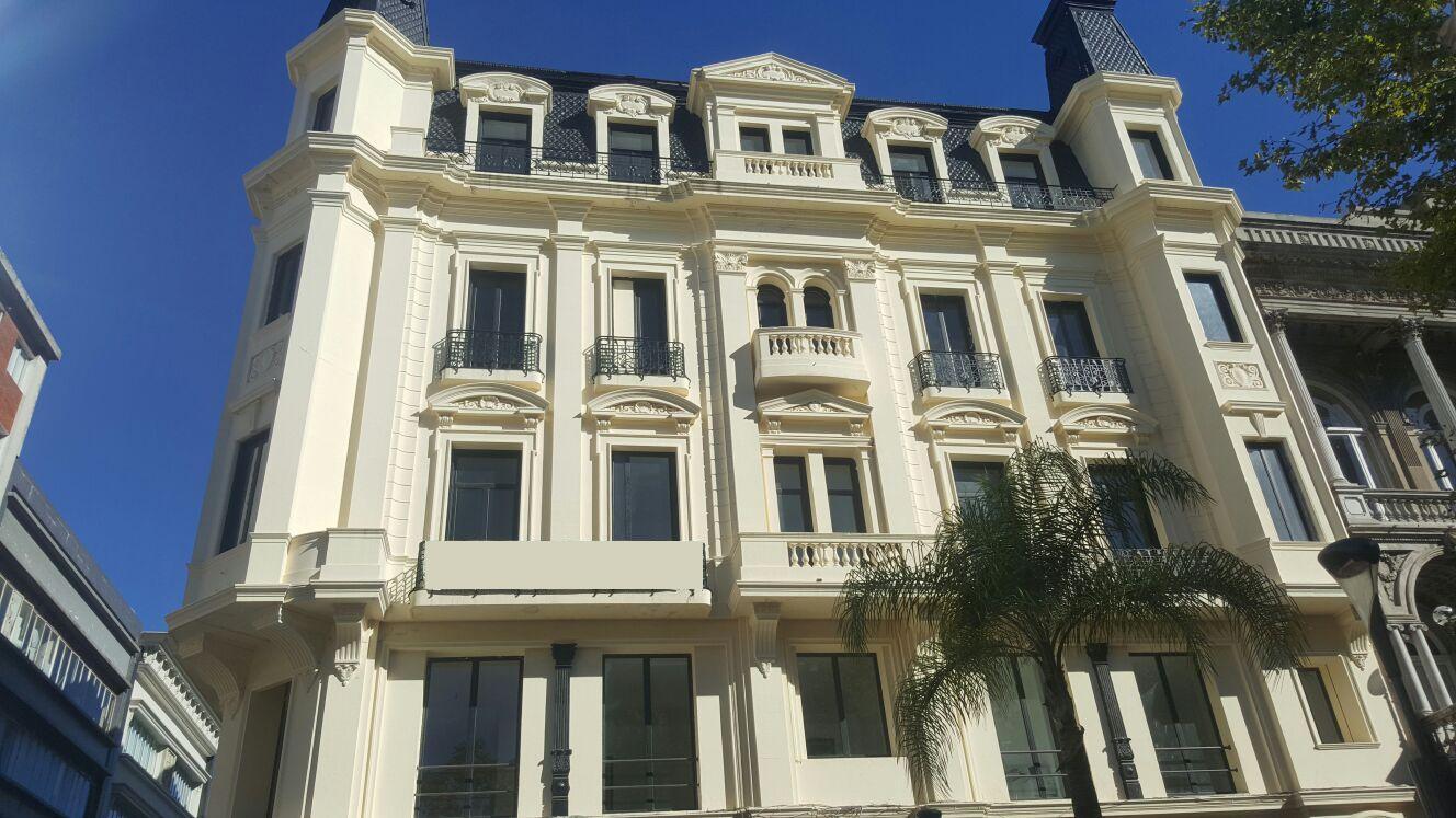 Plaza Matriz, 1 dormitorio, 60 m2 totales, al frente !!