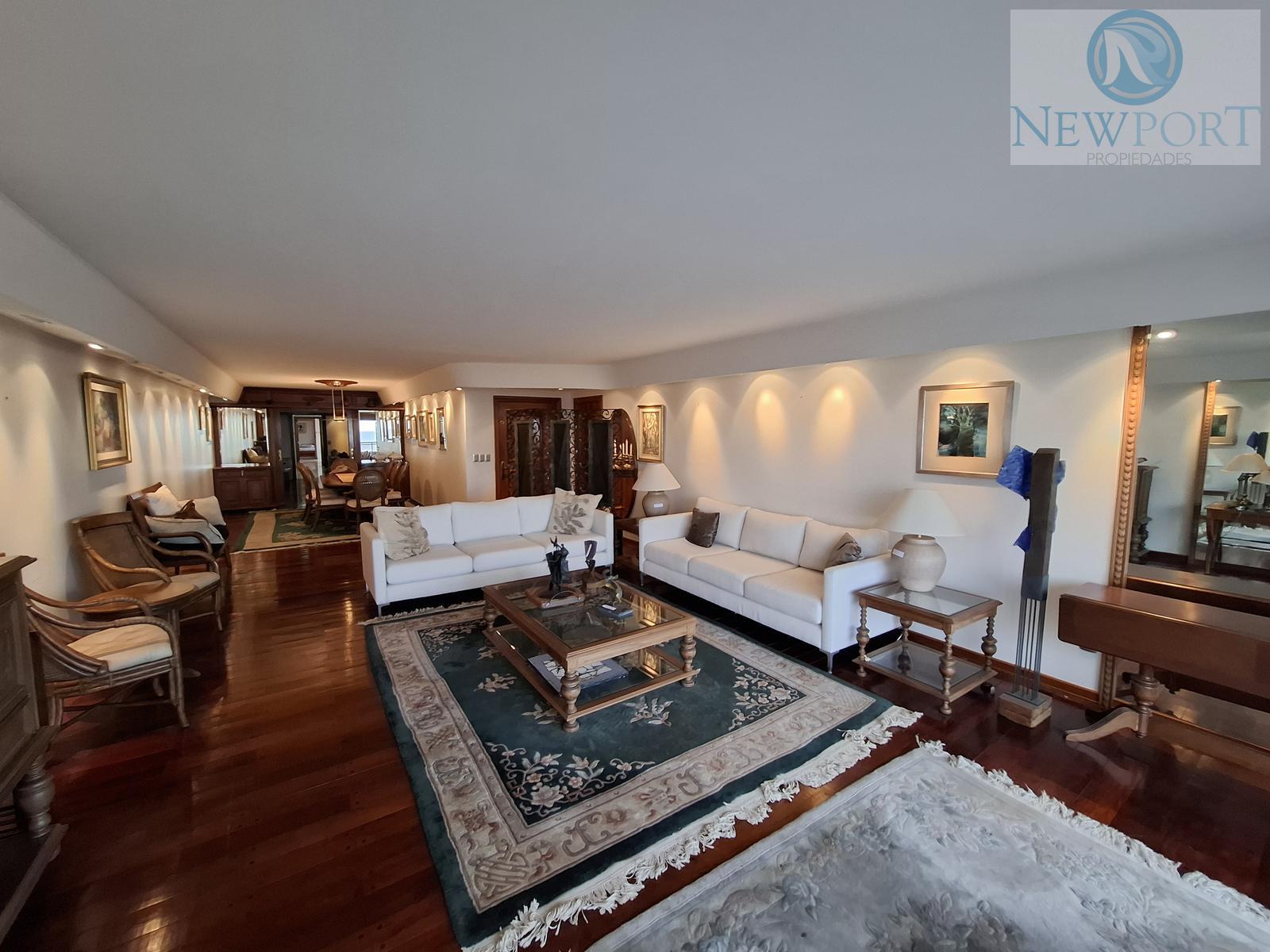 Apartamento Categoría en Rambla Punta Carretas 5 dorms, 5 baños, 3 garages, patio 99m2