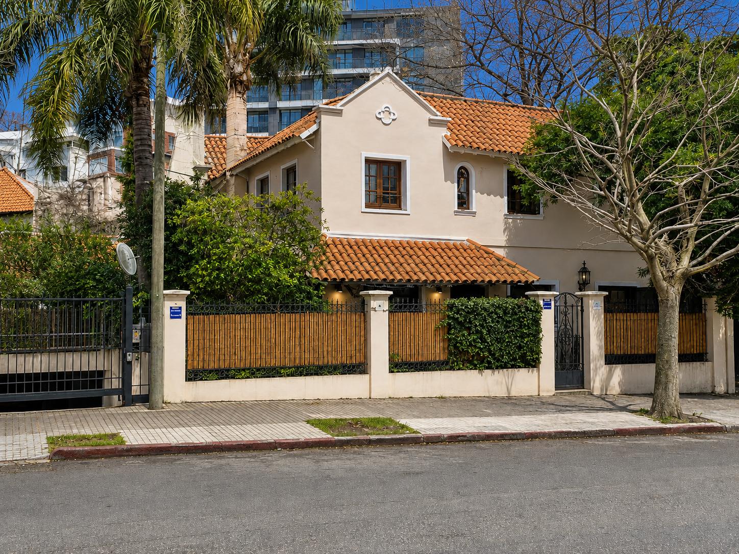 Zorilla de San Martín casi Rambla, 218 m2 edificados, terreno de 260 m2, 4 dormitorios, servicio, gge x2 !!