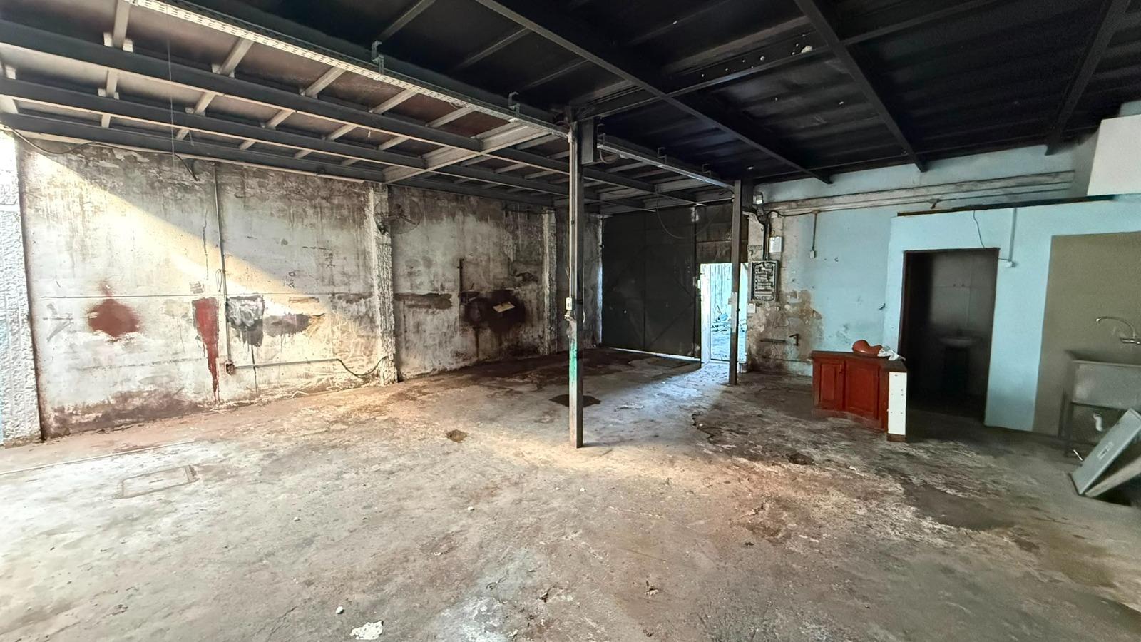 Próximo Bvar Artigas esq. Yaguari, deposito + oficinas, 290 m2!!