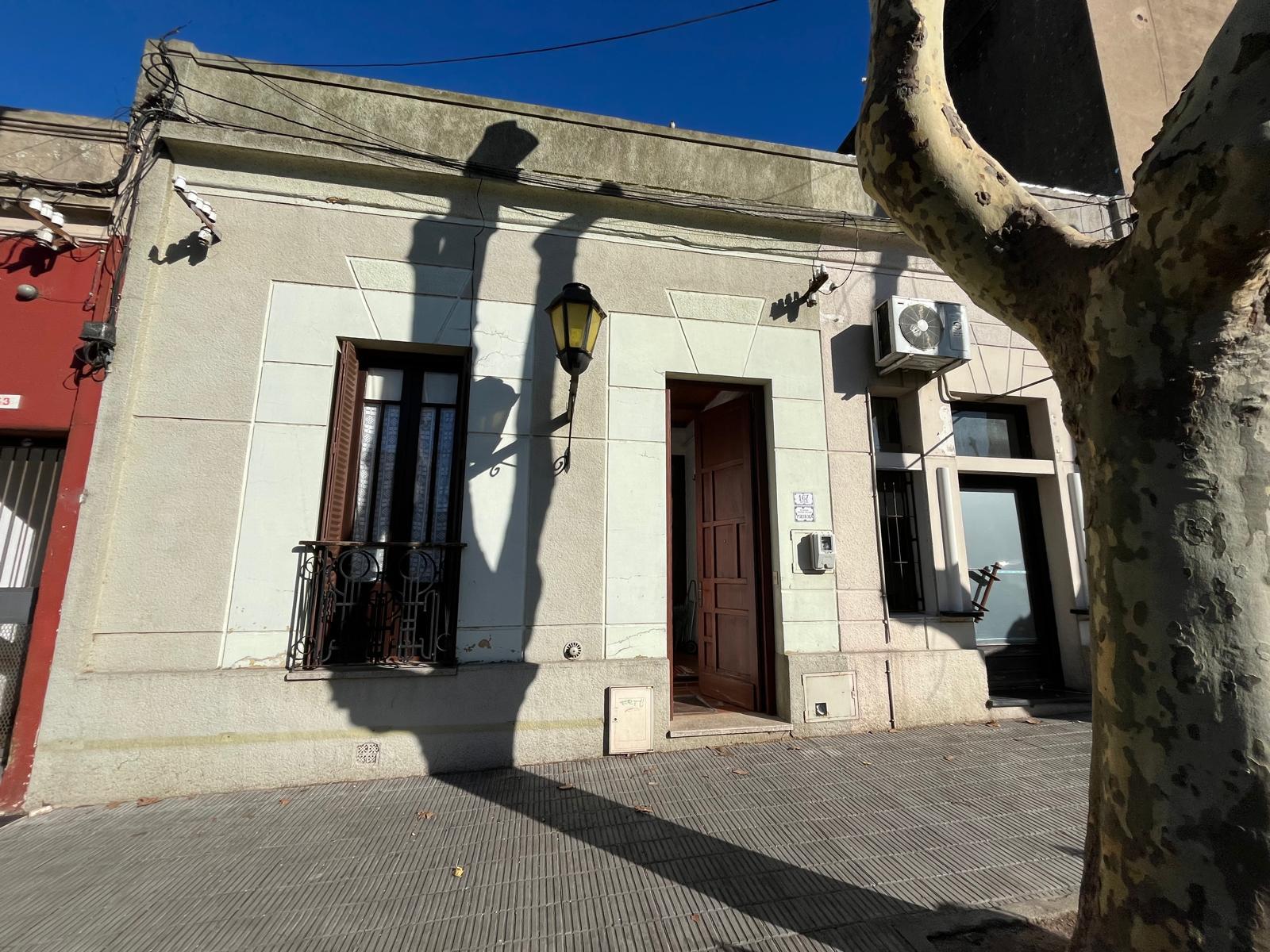 Dos propiedades en una: casa apartamento en venta en el centro de Colonia. - foto 1