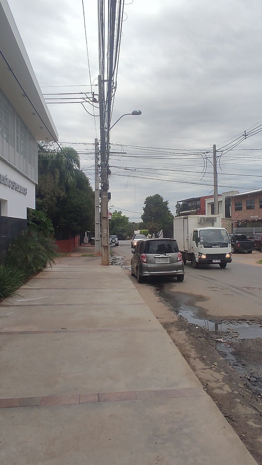 Casa con locales sobre la calle en venta en barrio Molino Luque — foto 3