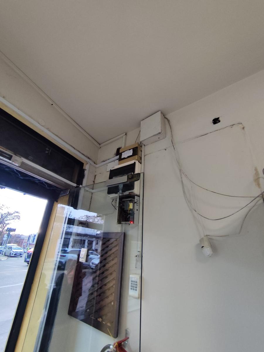Alquilo Local a la calle con parada de bus en la puerta. No tiene gastos comunes. Excelente ubicación. Gran vidriera. Barrio Reducto. · Foto 7