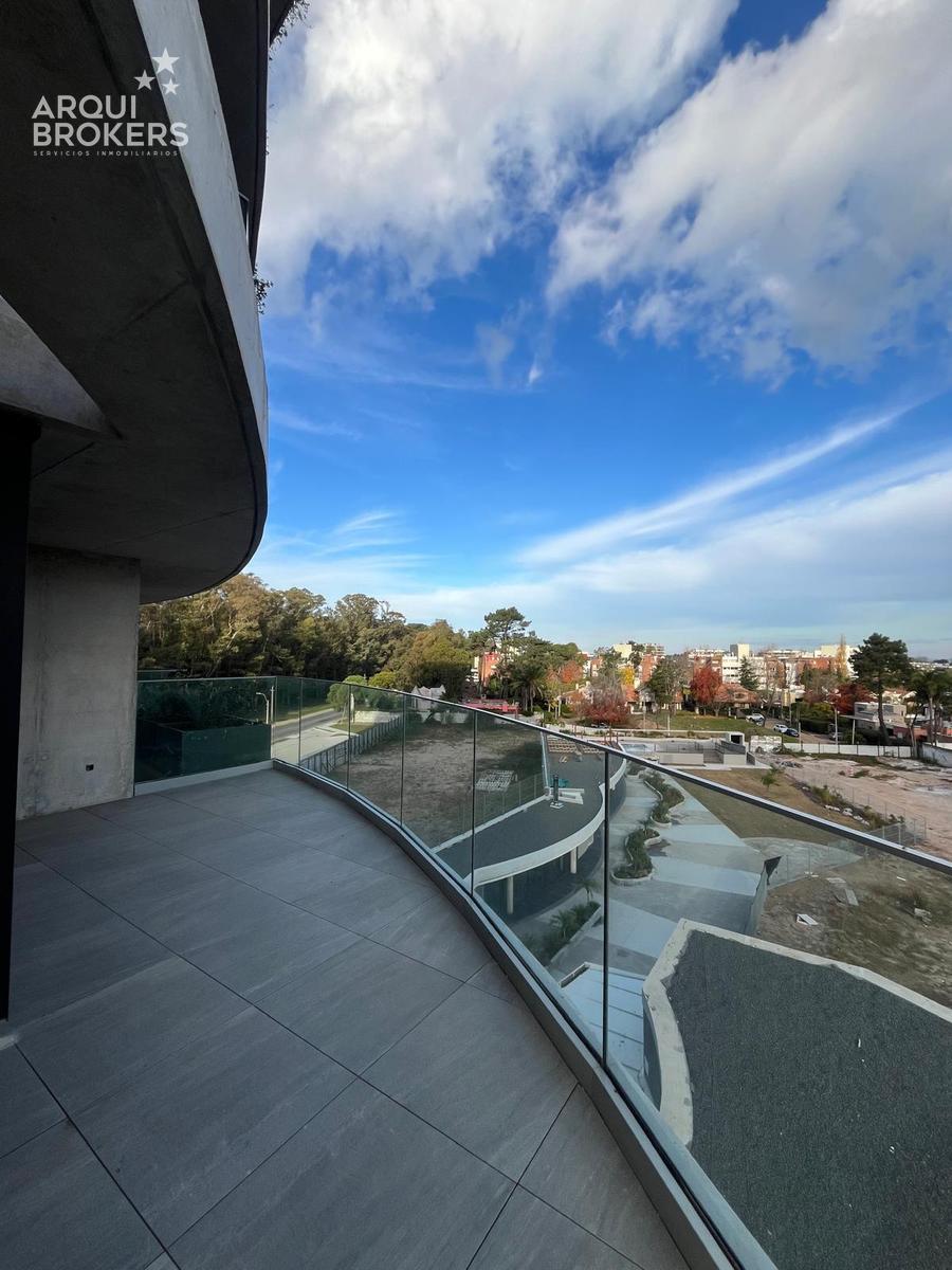 Apartamento de tres dormitorios en alquiler en Parque Roosevelt - 304