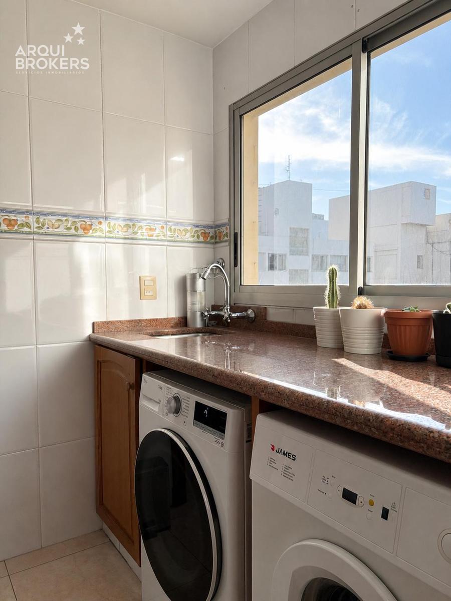 Apartamento de cuatro dormitorios en alquiler en rambla de Pocitos · Foto 10