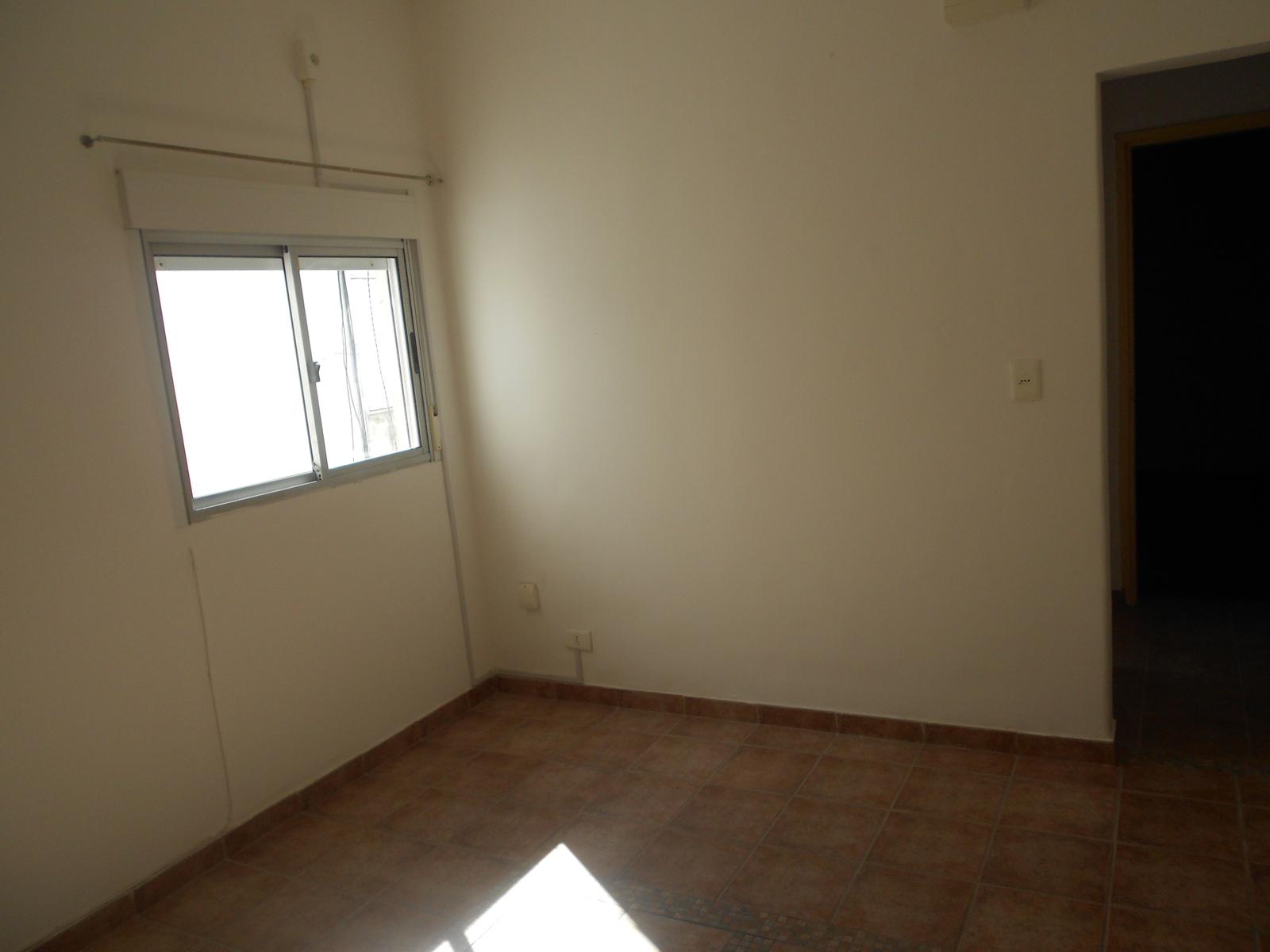 Apartamento al frente con balcón , 2 dorm, tercer piso por escalera, La Blanqueada. · Foto 1