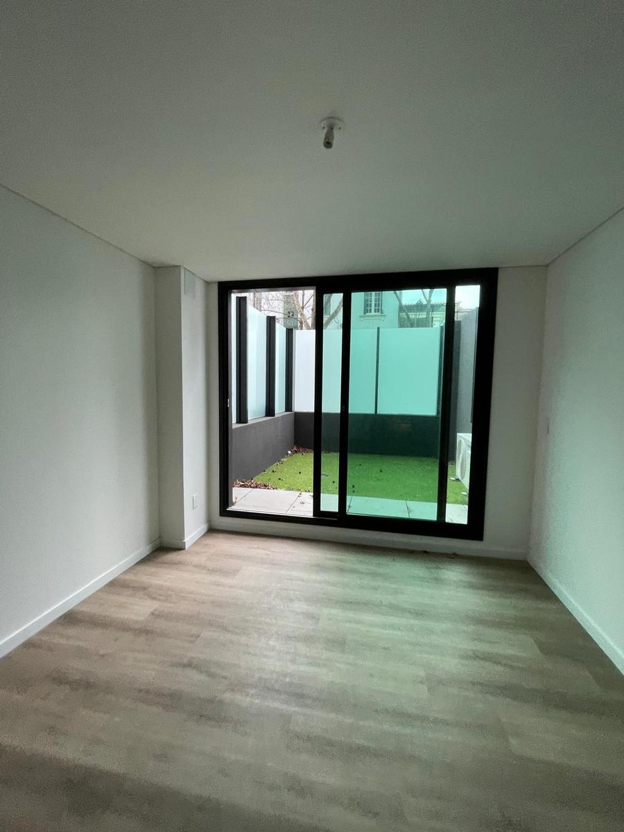 Venta de apartamento, monoambiente planta baja con patio al frente. Con las comodidades de una casa. Parque Rodo.