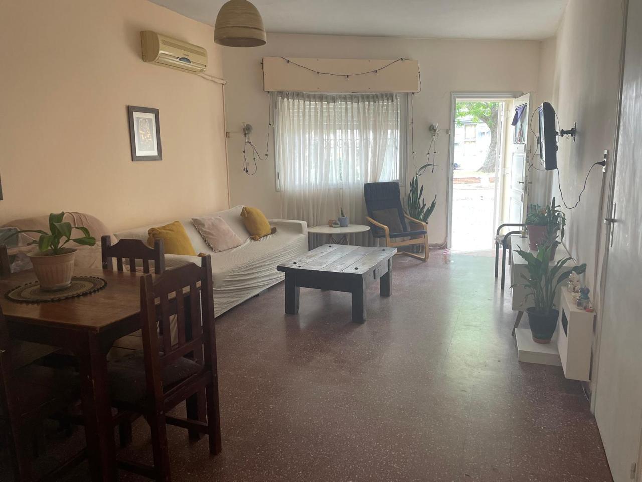 PRECIOSA CASA EN PLANTA BAJA, SIN GASTOS COMUNES , ACEPTA BANCO.