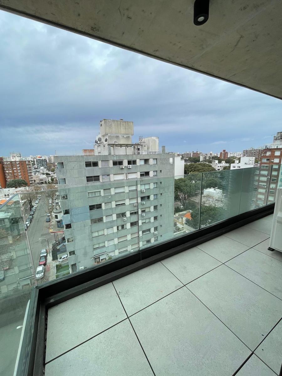 Venta Apartamento amplio 2 dormitorio, 2 baños y balcón con vista despejada en Punta Carretas.