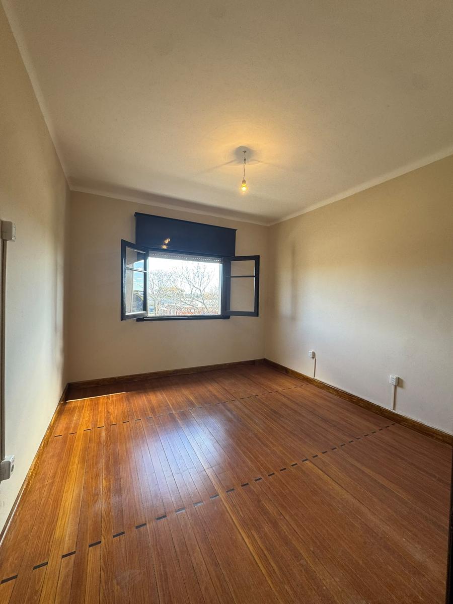 Alquiler Casa de altos 2 dormitorios con balcón a Gral. Flores en Cerrito · Foto 9